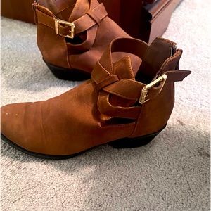 Women’s gently used ankle boot